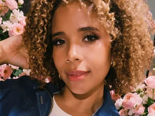 Mia_Curly profile